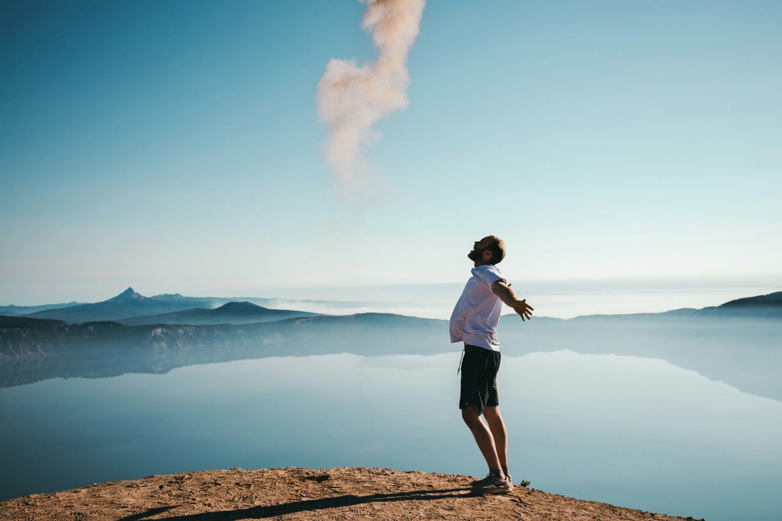 Csillagjegyek általános ismertetése: Hatások a mindennapi életre man standing on sand while spreading arms beside calm body of water